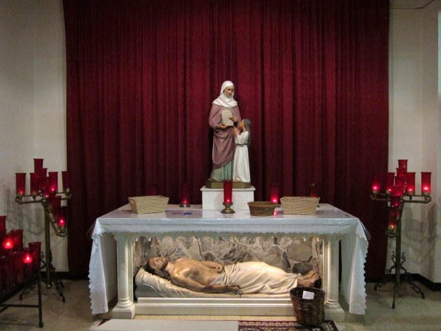 Sainte Anne et la sainte Vierge au dessus de Jésus au tombeau - CC Nheyob