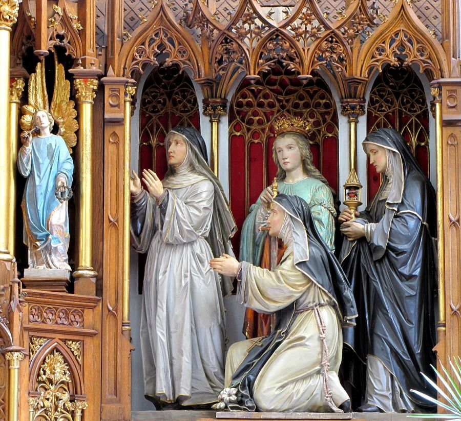 Sainte Gertrude (tenant un lys) entourée de sainte Marie Alacoque (avec le reliquaire), sainte Catherine d'Alexandrie (avec l'épée) et sainte Julienne du Mont-Cornillon - CC Ralph Hammann