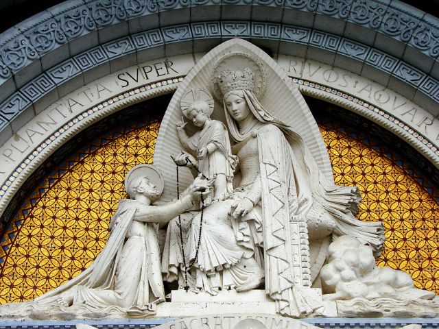 Notre-Dame remettant le rosaire à saint Dominique - Lourdes