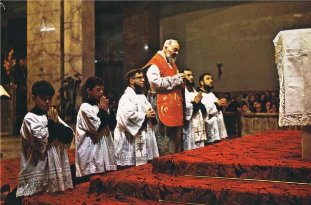 Saint Padre Pio priant au bas de l'autel